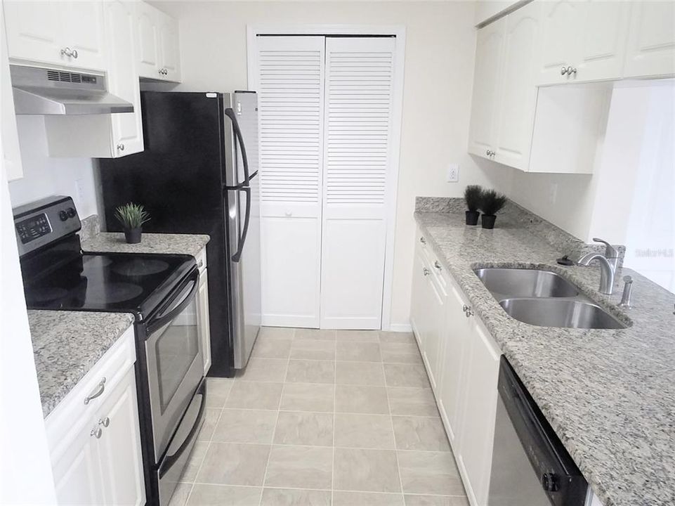 For Sale: $177,000 (2 beds, 1 baths, 810 Square Feet)