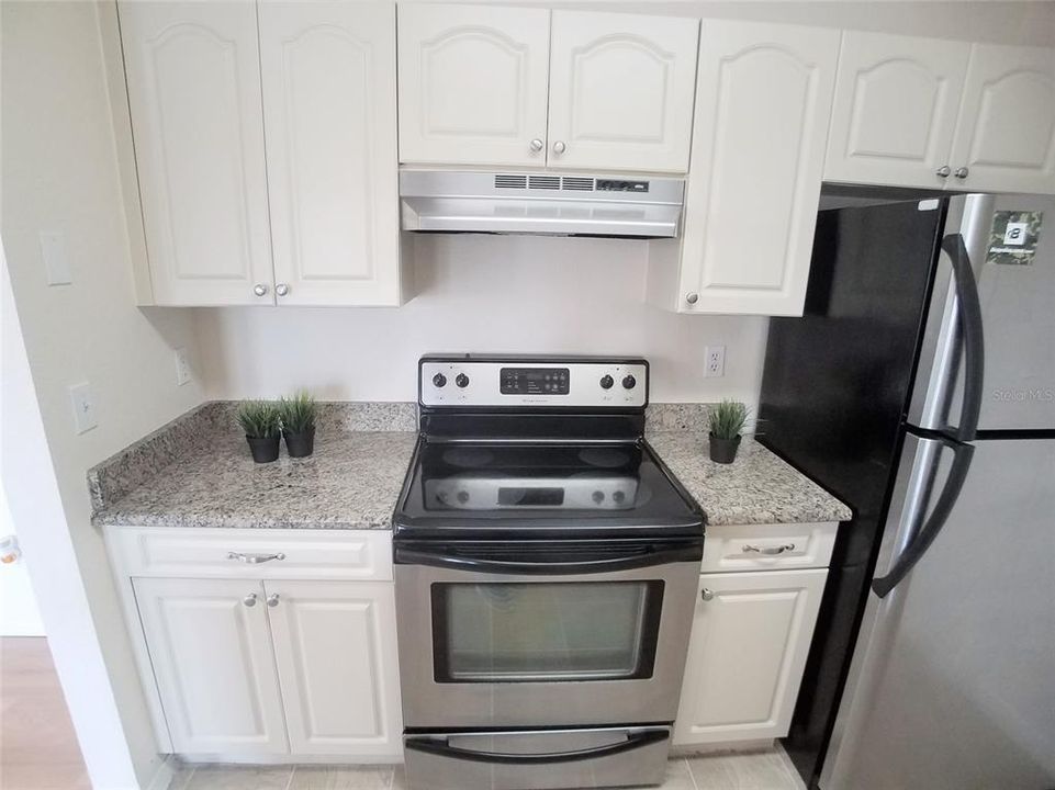 For Sale: $177,000 (2 beds, 1 baths, 810 Square Feet)