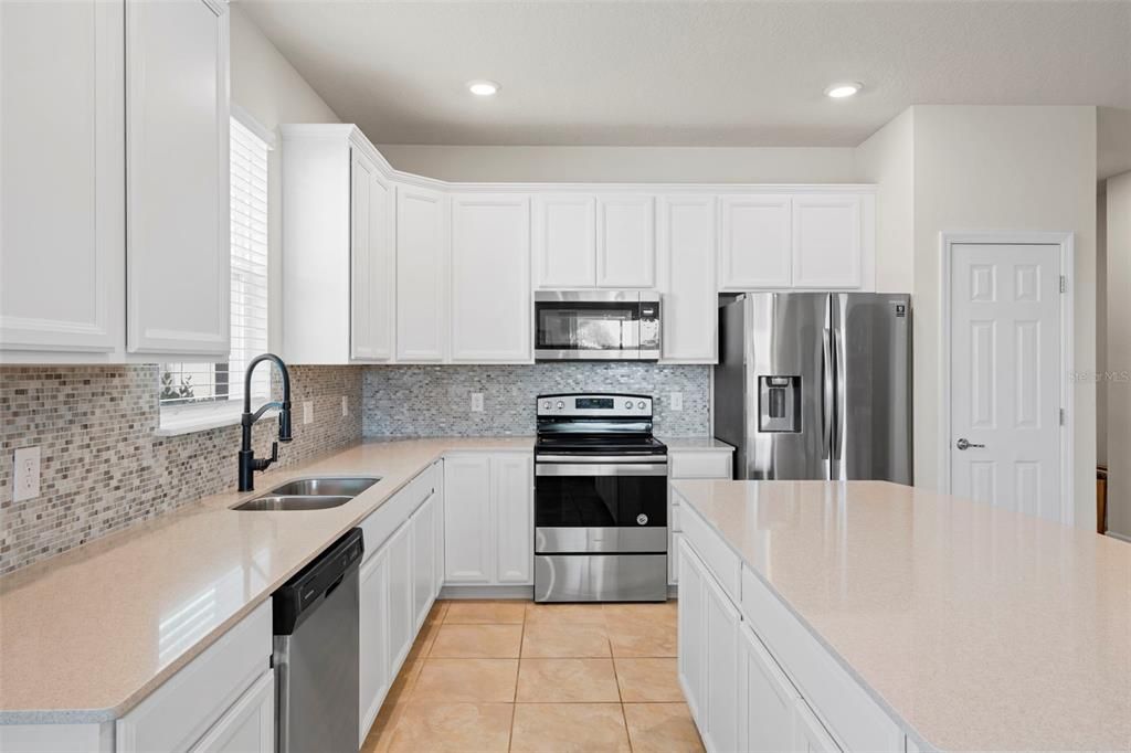 En Venta: $649,000 (4 camas, 3 baños, 2610 Pies cuadrados)