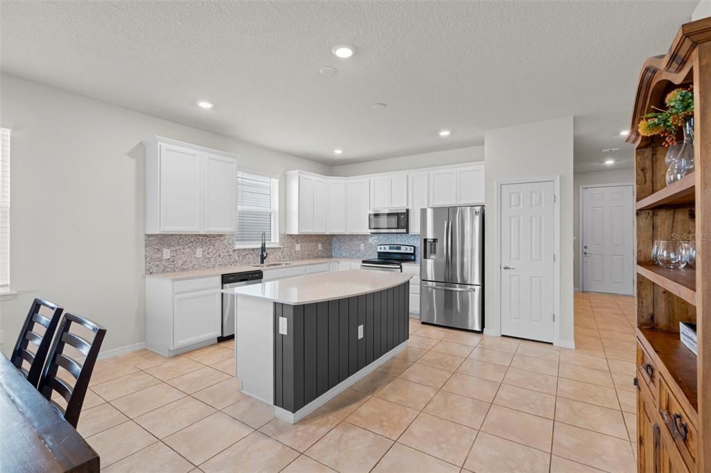 En Venta: $649,000 (4 camas, 3 baños, 2610 Pies cuadrados)