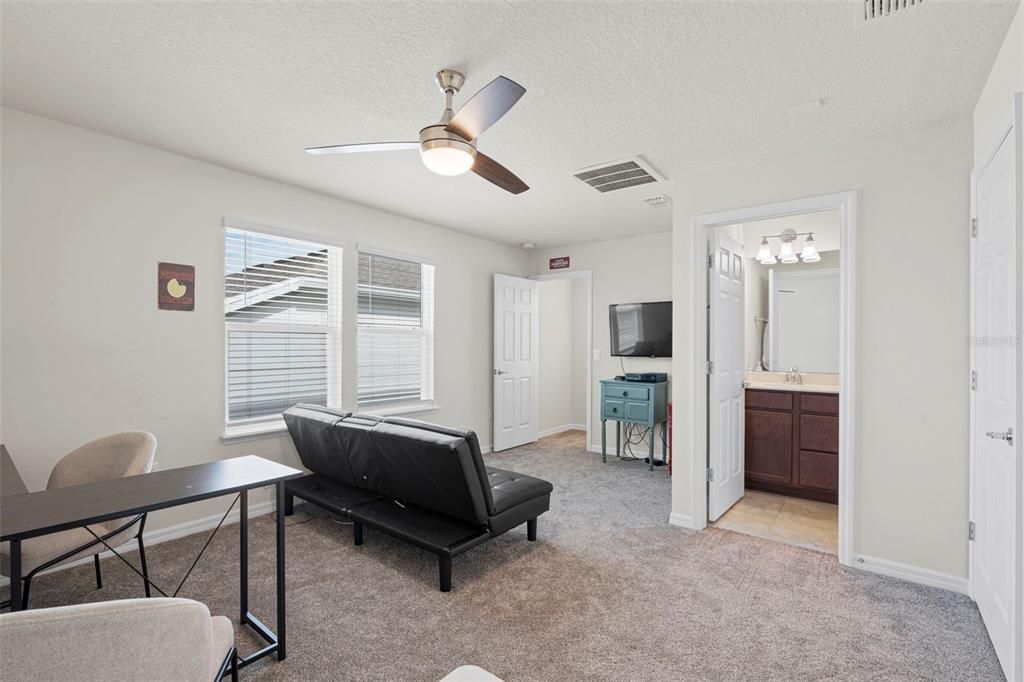 En Venta: $649,000 (4 camas, 3 baños, 2610 Pies cuadrados)