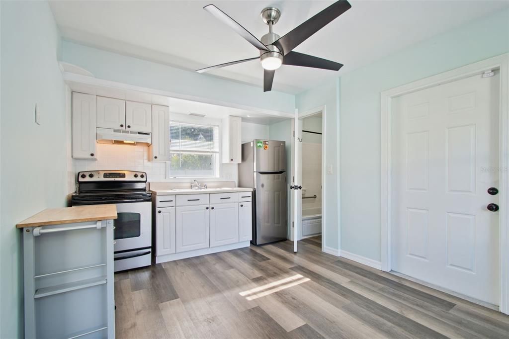 待售: $1,100,000 (4 贝兹, 3 浴室, 1844 平方英尺)