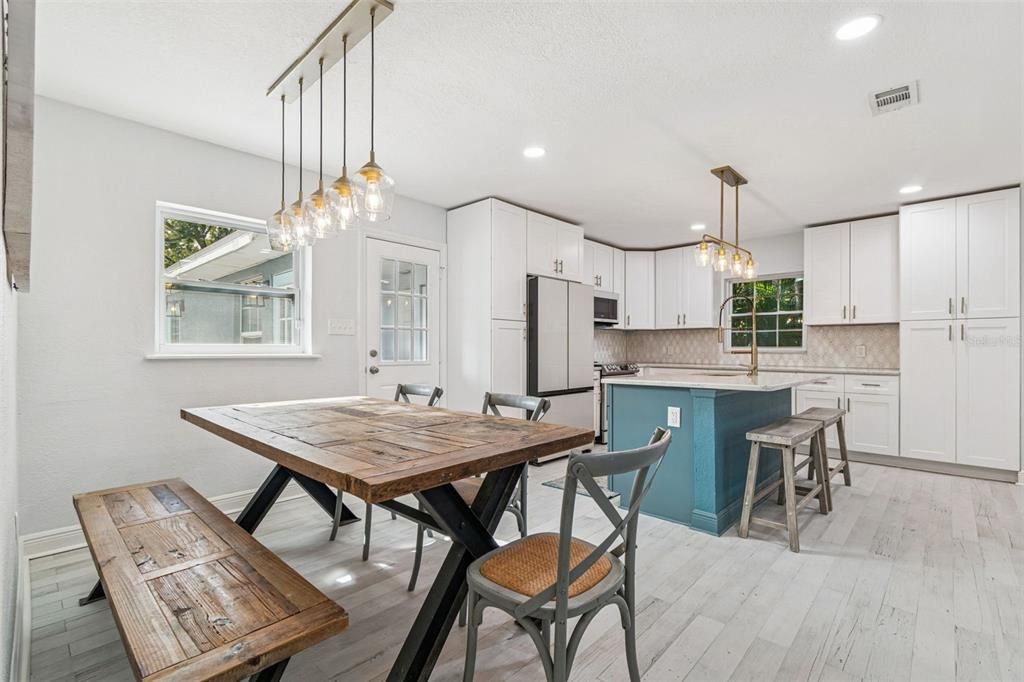 待售: $1,100,000 (4 贝兹, 3 浴室, 1844 平方英尺)