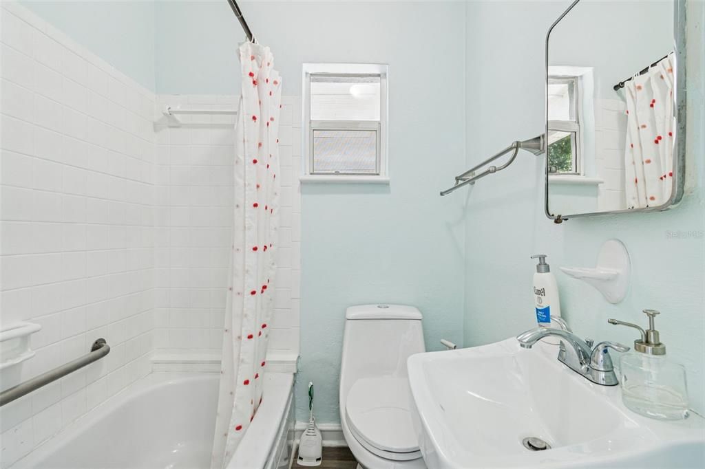 待售: $1,100,000 (4 贝兹, 3 浴室, 1844 平方英尺)