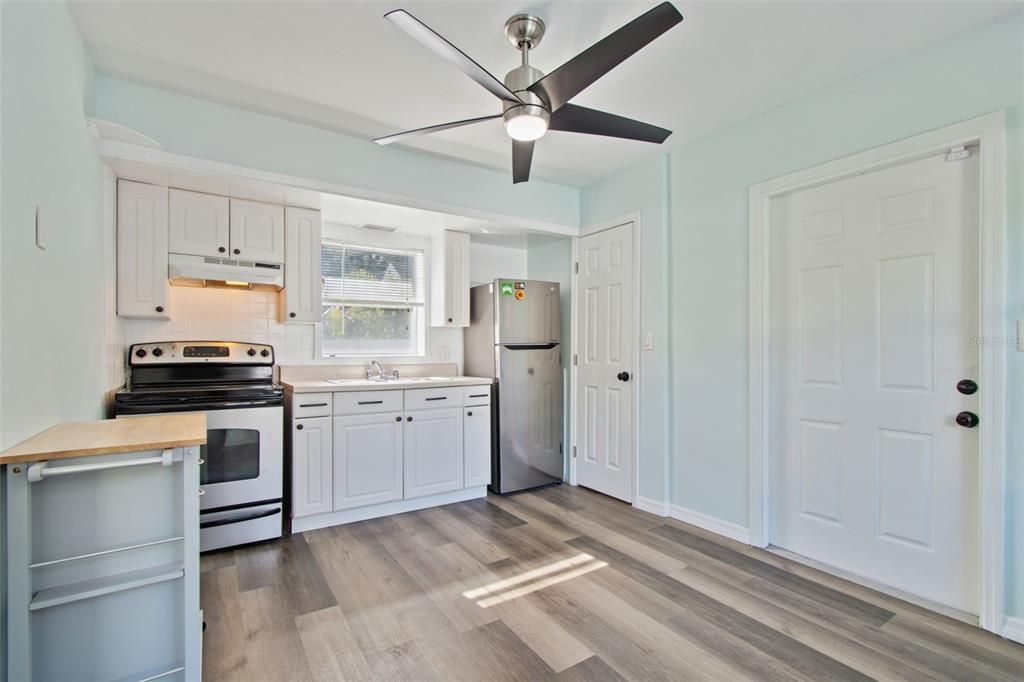 待售: $1,100,000 (4 贝兹, 3 浴室, 1844 平方英尺)