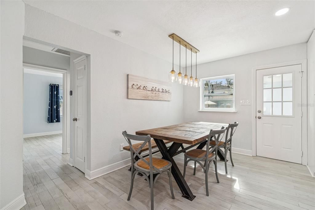 待售: $1,100,000 (4 贝兹, 3 浴室, 1844 平方英尺)