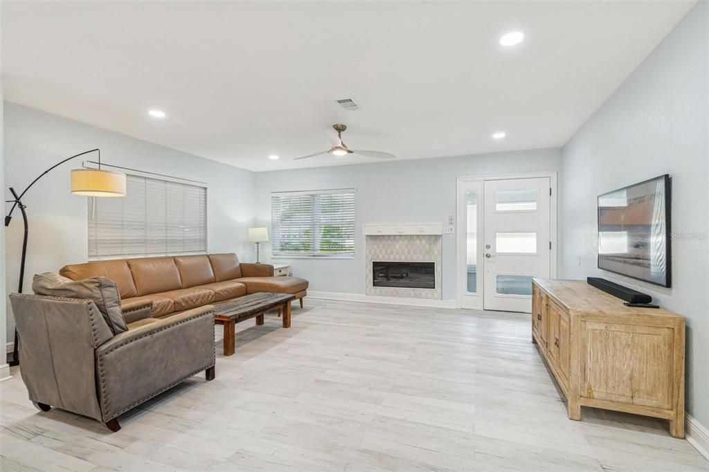 待售: $1,100,000 (4 贝兹, 3 浴室, 1844 平方英尺)