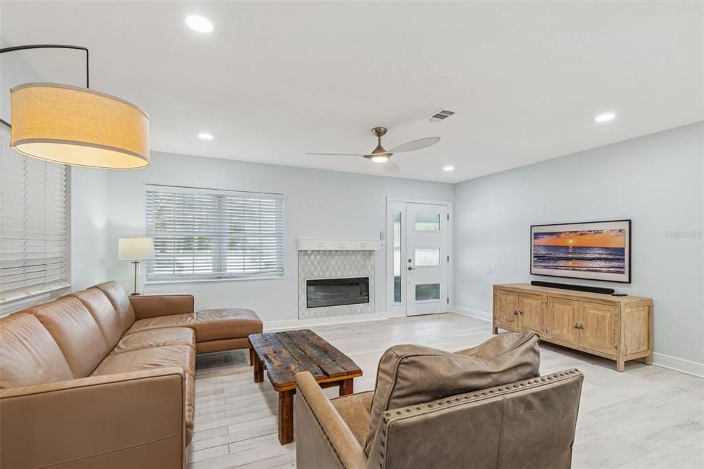 待售: $1,100,000 (4 贝兹, 3 浴室, 1844 平方英尺)