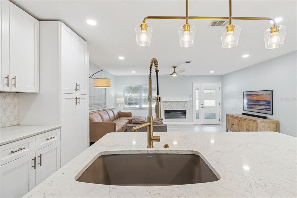 待售: $1,100,000 (4 贝兹, 3 浴室, 1844 平方英尺)