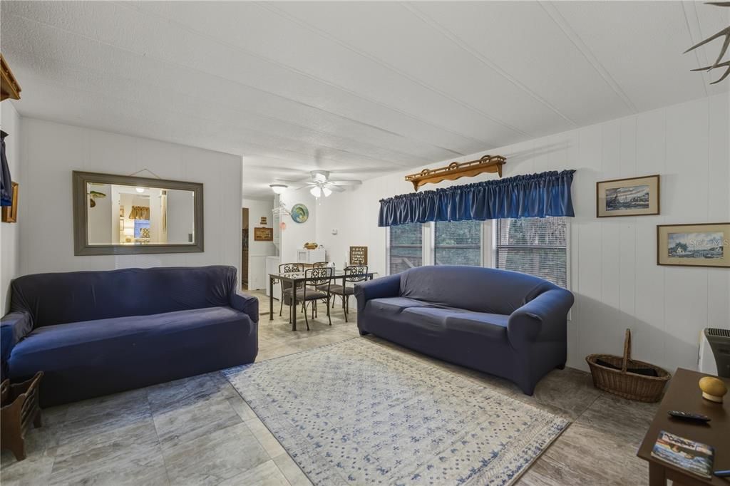 На продажу: $119,500 (2 спален, 2 ванн, 840 Квадратных фут)