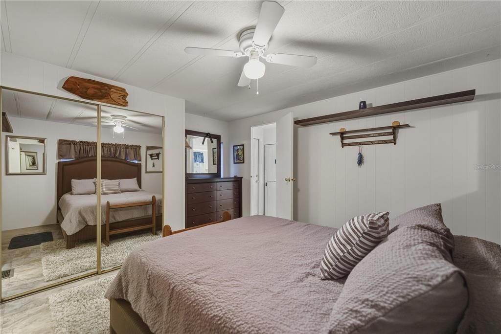 На продажу: $119,500 (2 спален, 2 ванн, 840 Квадратных фут)