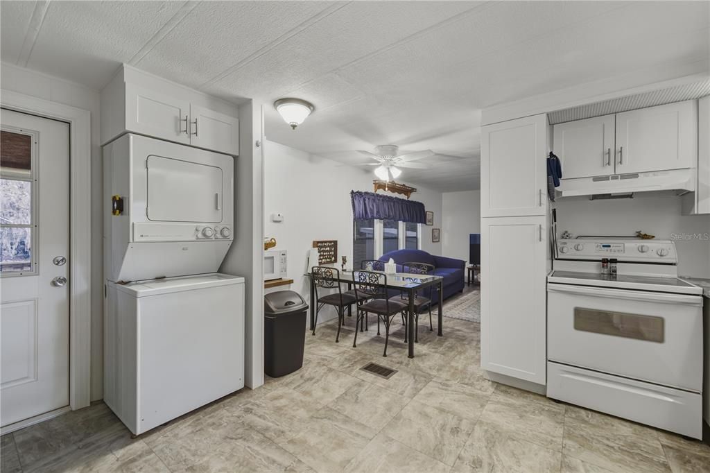 На продажу: $119,500 (2 спален, 2 ванн, 840 Квадратных фут)