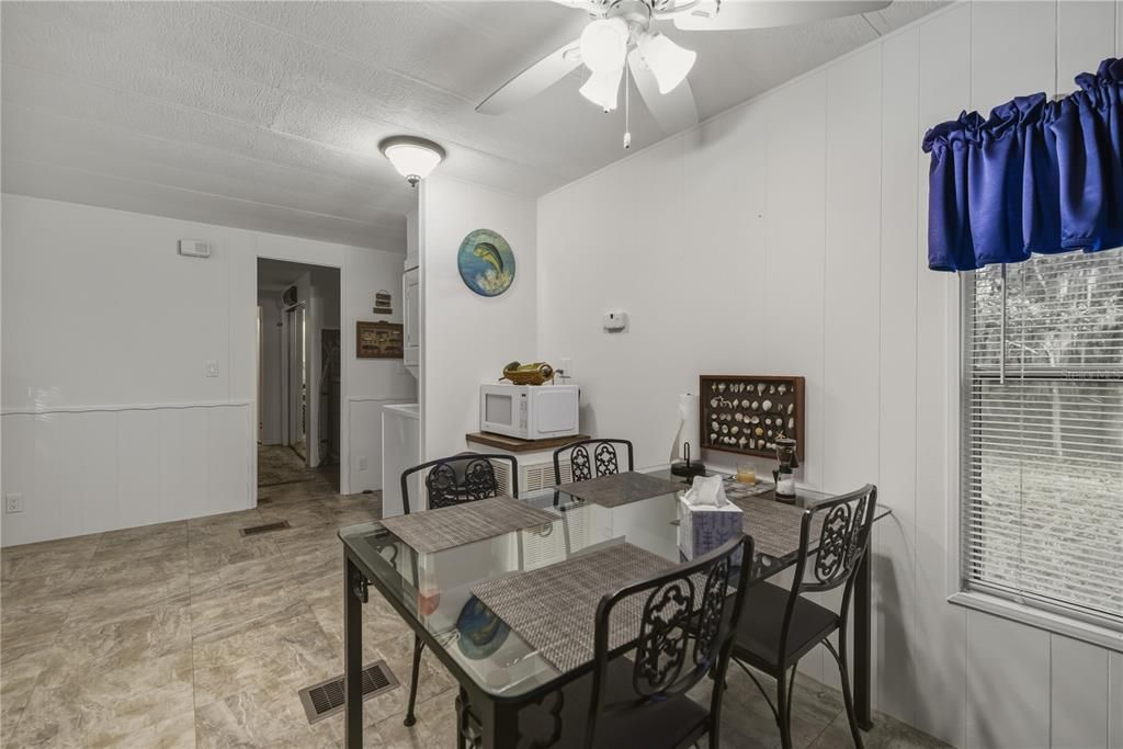 На продажу: $119,500 (2 спален, 2 ванн, 840 Квадратных фут)