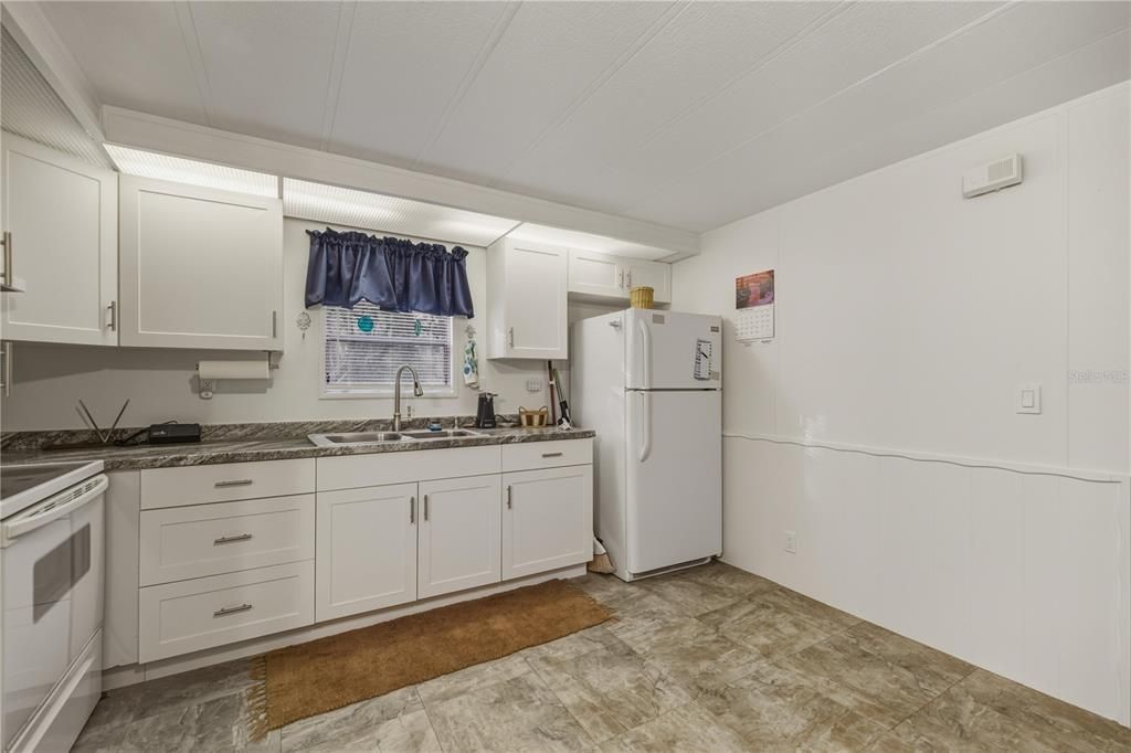 На продажу: $119,500 (2 спален, 2 ванн, 840 Квадратных фут)