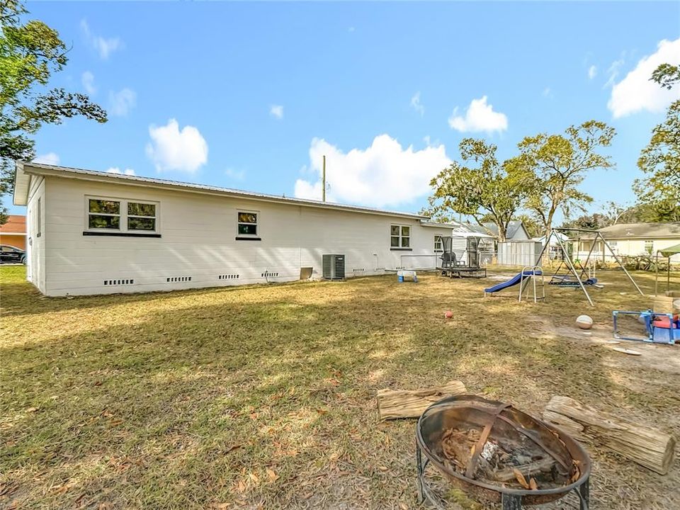 For Sale: $300,000 (3 beds, 1 baths, 1212 Square Feet)