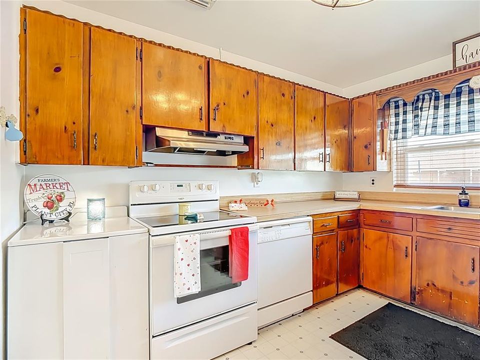 For Sale: $300,000 (3 beds, 1 baths, 1212 Square Feet)