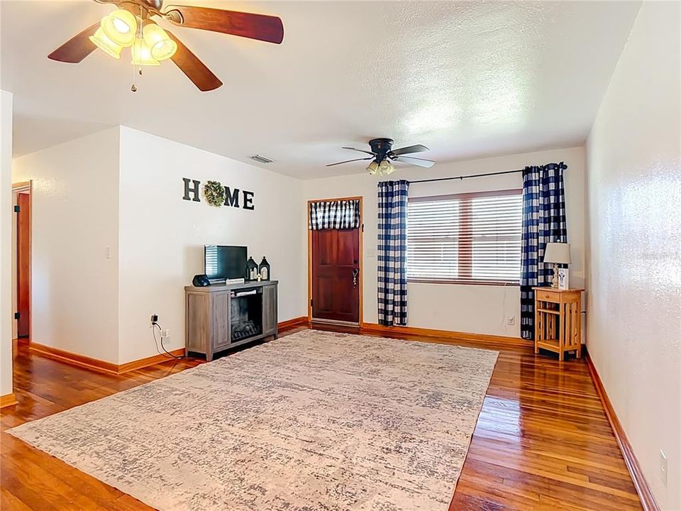 For Sale: $300,000 (3 beds, 1 baths, 1212 Square Feet)