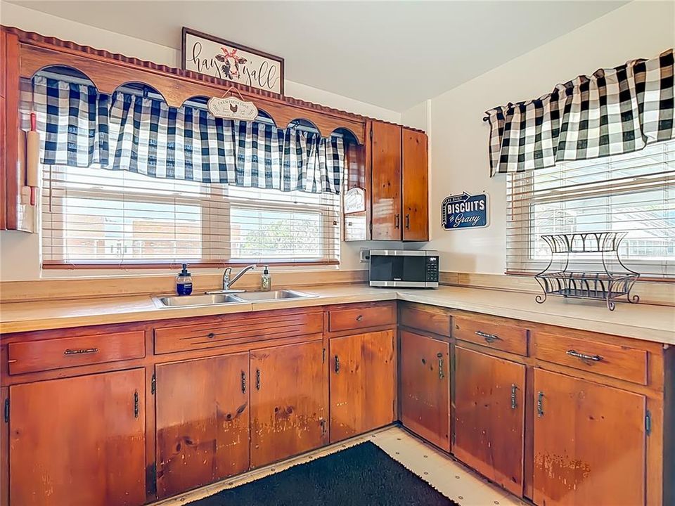 For Sale: $300,000 (3 beds, 1 baths, 1212 Square Feet)