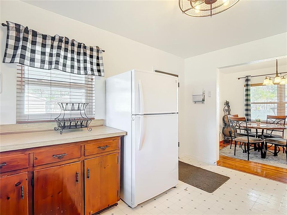 For Sale: $300,000 (3 beds, 1 baths, 1212 Square Feet)