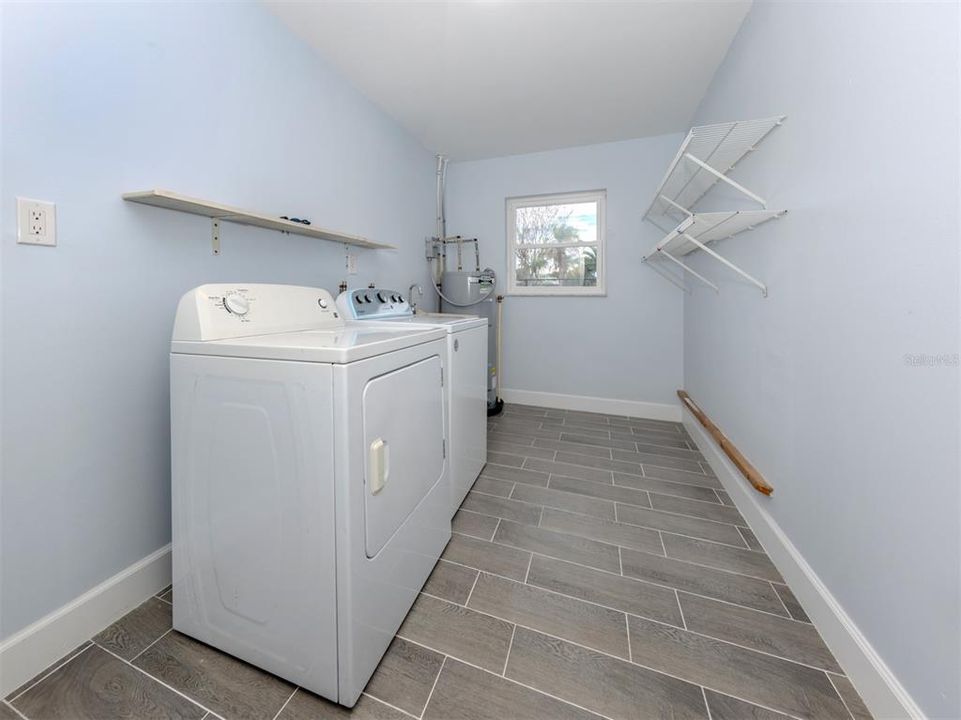 На продажу: $425,000 (3 спален, 2 ванн, 1585 Квадратных фут)