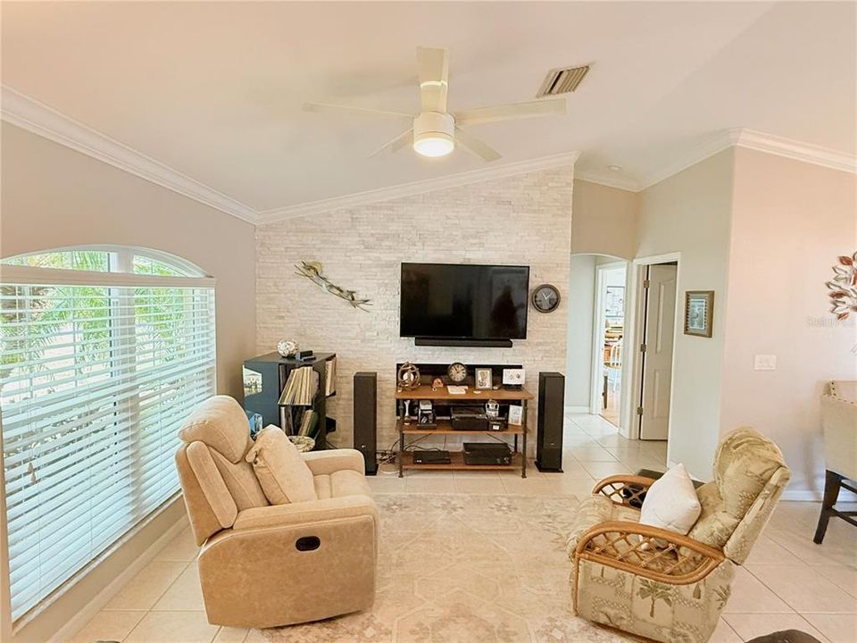 待售: $280,000 (3 贝兹, 2 浴室, 1241 平方英尺)