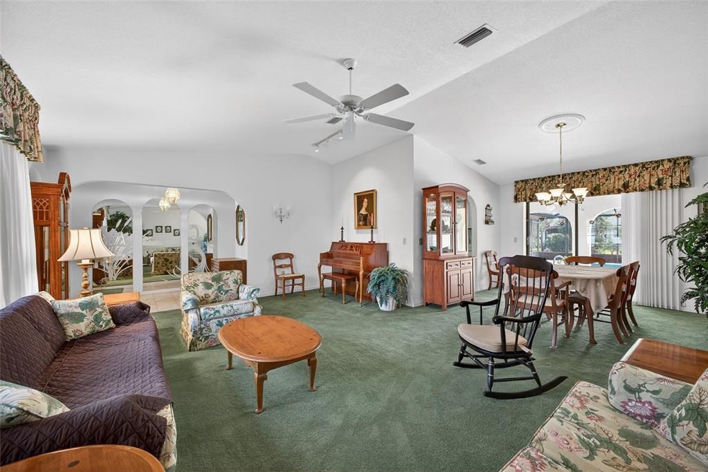 En Venta: $425,000 (3 camas, 2 baños, 2089 Pies cuadrados)