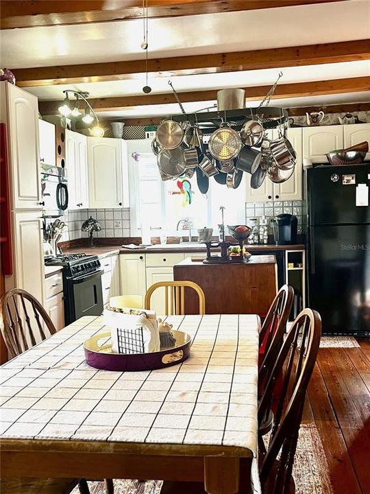 For Sale: $499,900 (4 beds, 2 baths, 2592 Square Feet)