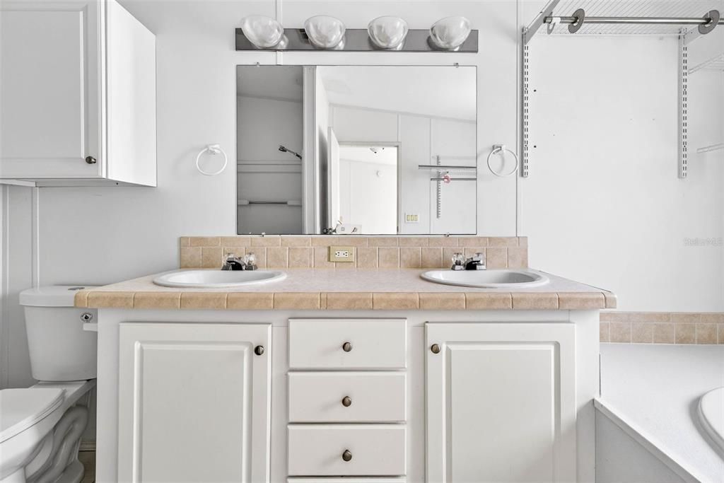 待售: $195,000 (3 贝兹, 2 浴室, 1294 平方英尺)