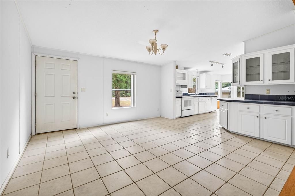 待售: $195,000 (3 贝兹, 2 浴室, 1294 平方英尺)