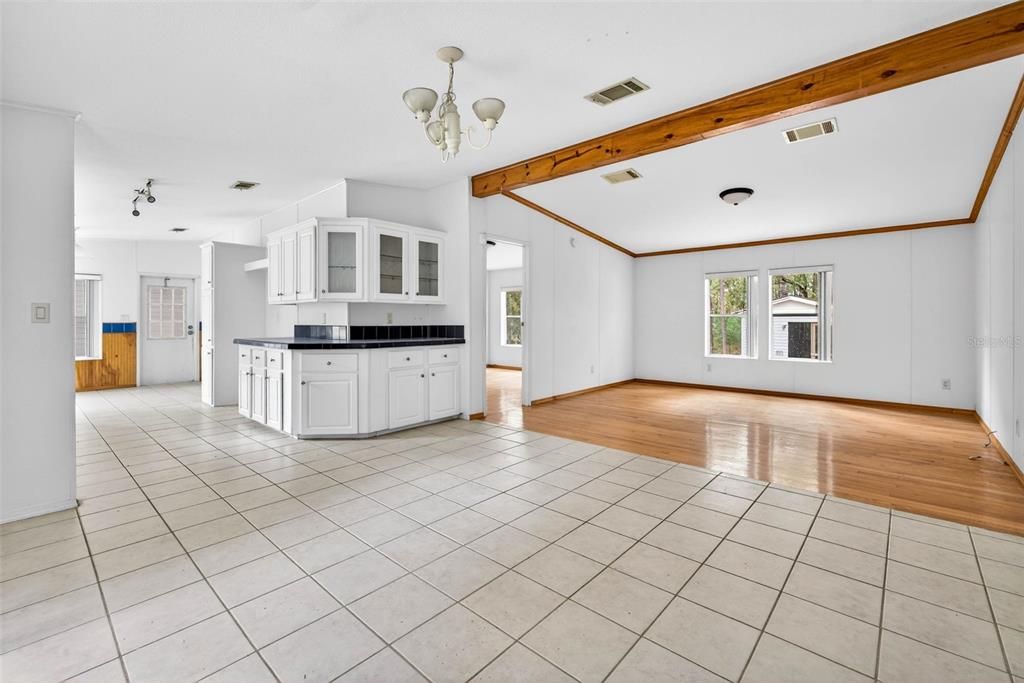 待售: $195,000 (3 贝兹, 2 浴室, 1294 平方英尺)