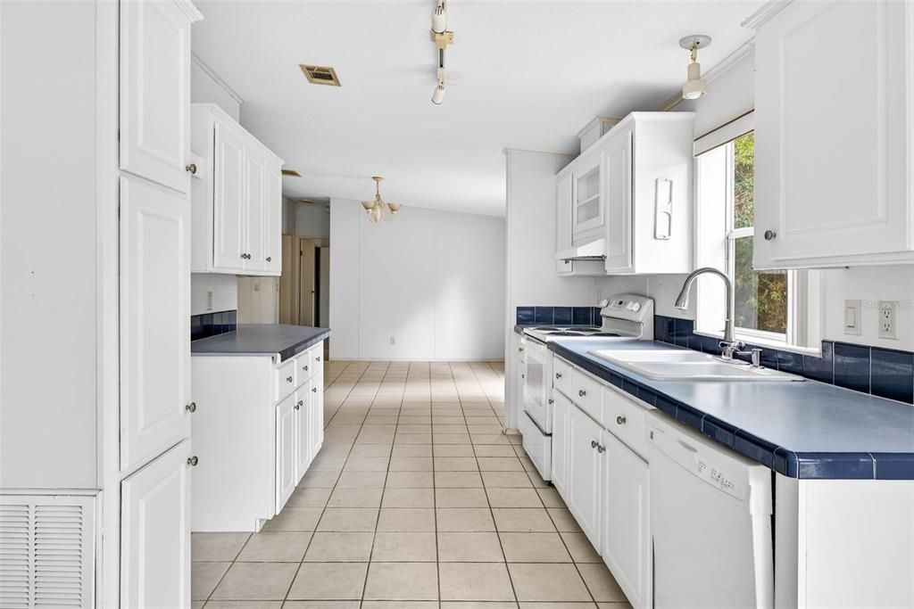 待售: $195,000 (3 贝兹, 2 浴室, 1294 平方英尺)