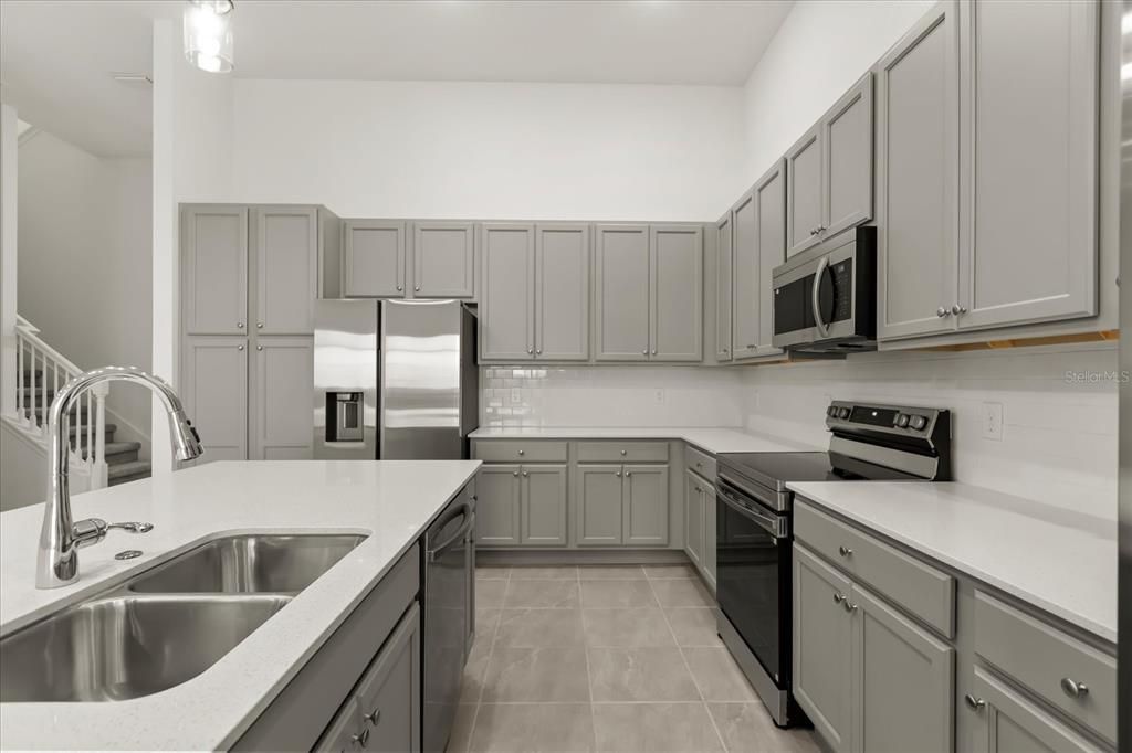 待售: $2,450,000 (12 贝兹, 11 浴室, 4738 平方英尺)