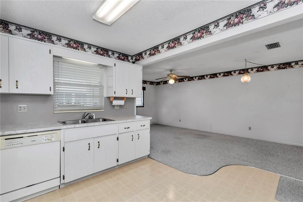 На продажу: $149,900 (2 спален, 2 ванн, 1409 Квадратных фут)