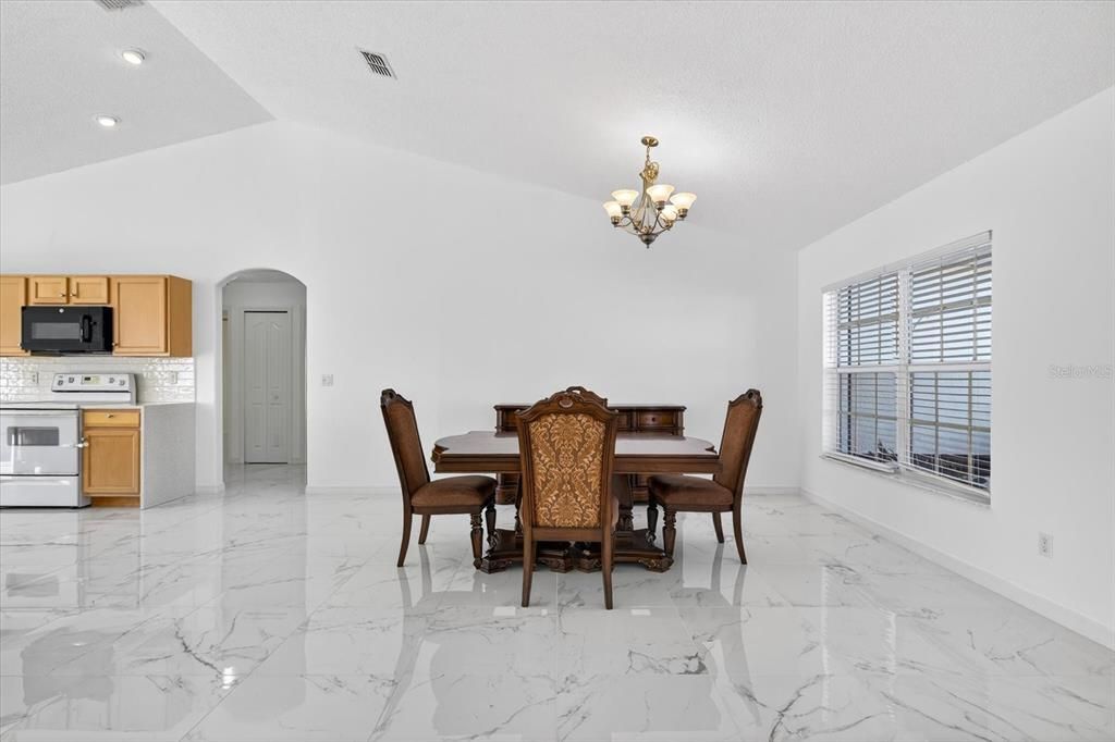 На продажу: $359,500 (3 спален, 2 ванн, 1974 Квадратных фут)