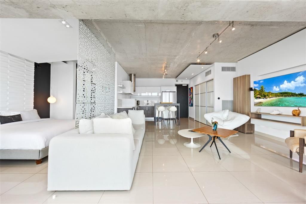 For Rent: $4,000 (1 beds, 1 baths, 744 Square Feet)