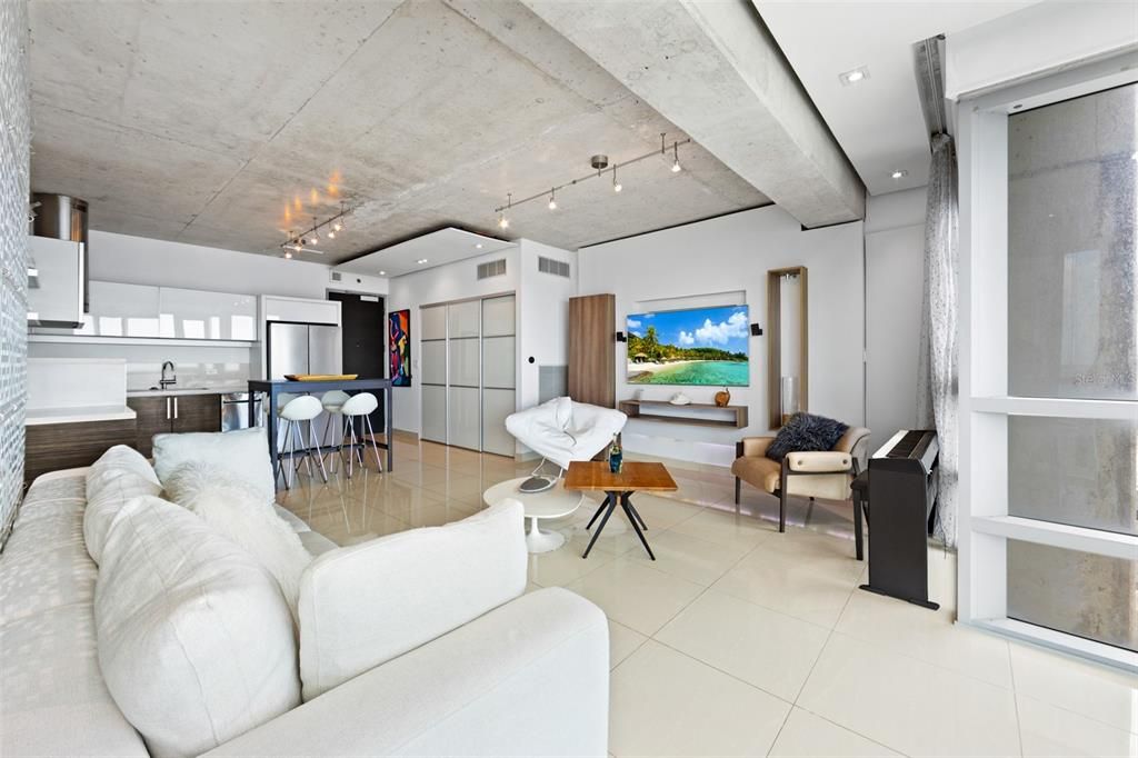 For Rent: $4,000 (1 beds, 1 baths, 744 Square Feet)