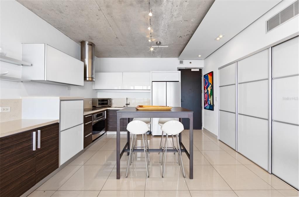 For Rent: $4,000 (1 beds, 1 baths, 744 Square Feet)