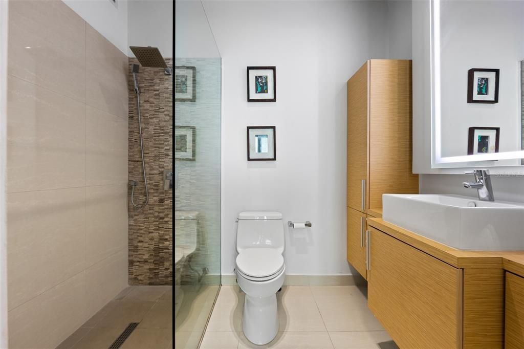 For Rent: $4,000 (1 beds, 1 baths, 744 Square Feet)