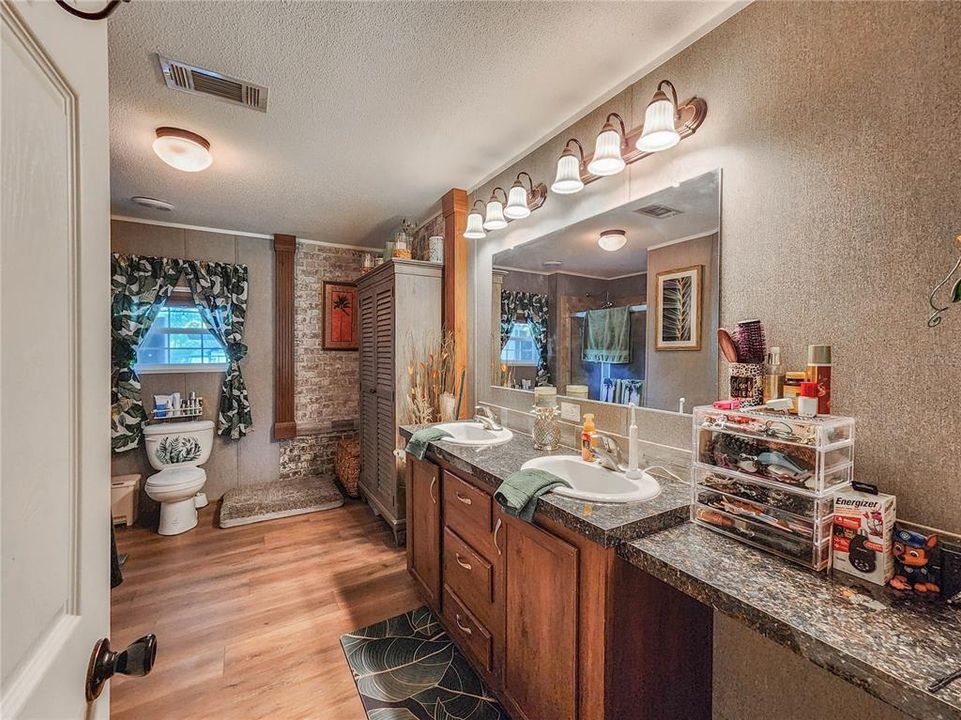 На продажу: $318,000 (4 спален, 2 ванн, 1607 Квадратных фут)