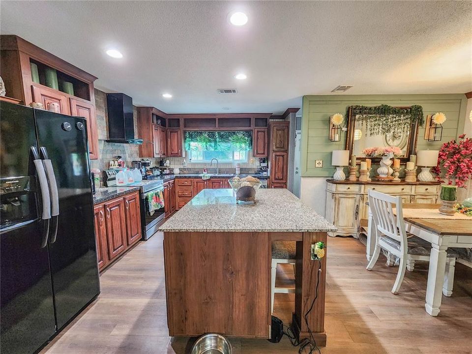 На продажу: $318,000 (4 спален, 2 ванн, 1607 Квадратных фут)