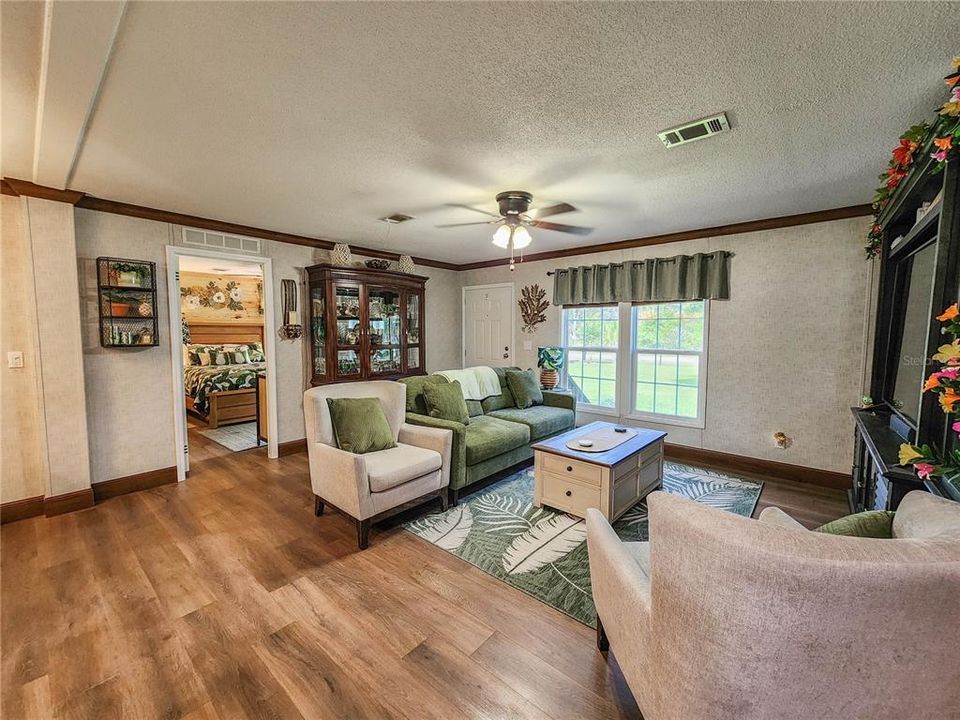 На продажу: $318,000 (4 спален, 2 ванн, 1607 Квадратных фут)