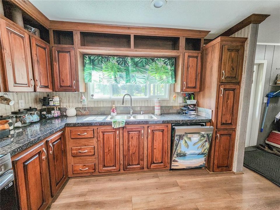 На продажу: $318,000 (4 спален, 2 ванн, 1607 Квадратных фут)