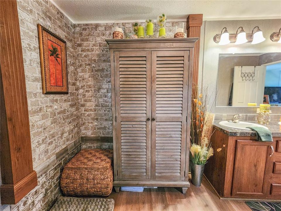 На продажу: $318,000 (4 спален, 2 ванн, 1607 Квадратных фут)