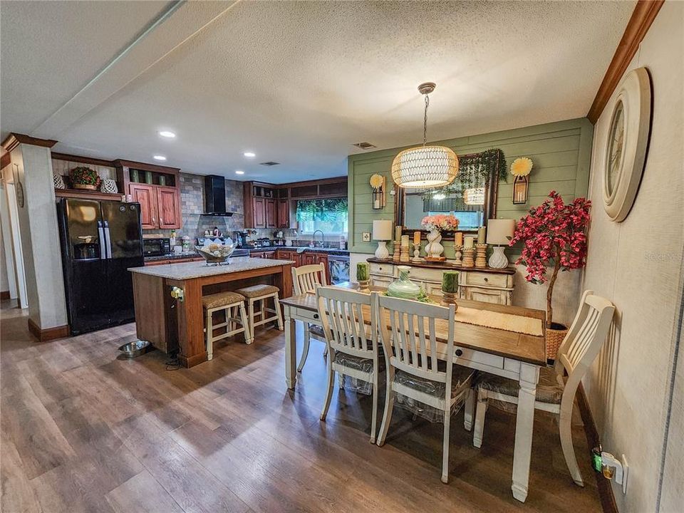 На продажу: $318,000 (4 спален, 2 ванн, 1607 Квадратных фут)