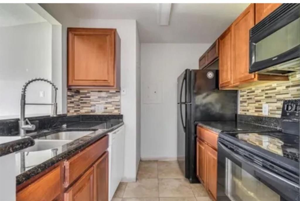 For Sale: $189,000 (2 beds, 2 baths, 910 Square Feet)