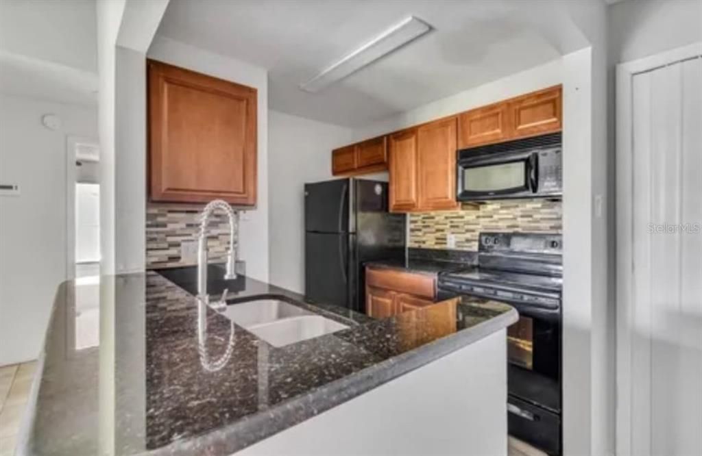 For Sale: $189,000 (2 beds, 2 baths, 910 Square Feet)