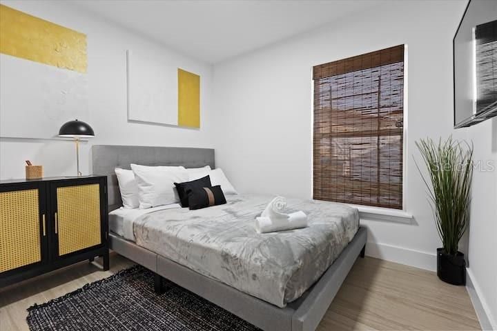 For Sale: $749,900 (3 beds, 2 baths, 1290 Square Feet)