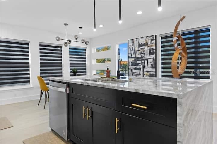 For Sale: $749,900 (3 beds, 2 baths, 1290 Square Feet)