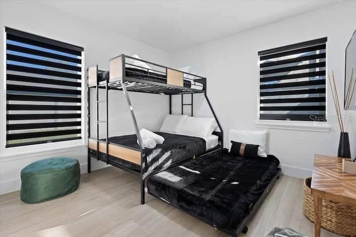 For Sale: $749,900 (3 beds, 2 baths, 1290 Square Feet)