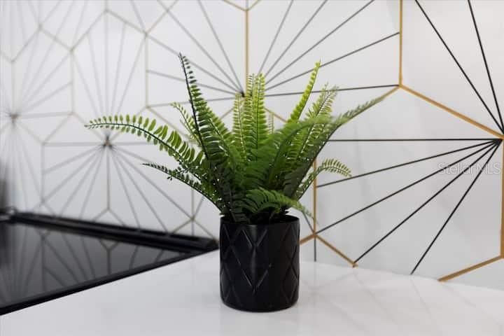 For Sale: $749,900 (3 beds, 2 baths, 1290 Square Feet)